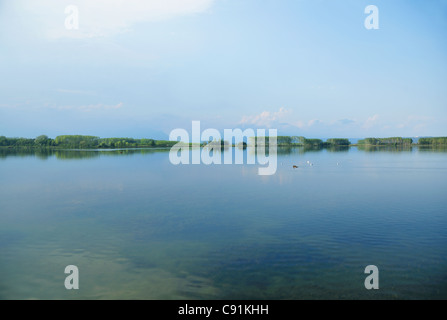 Ancora lago sotto il cielo blu Foto Stock