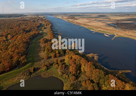 Vista aerea del fiume Elba vicino Schnackenburg, Autunno foresta, Schnackenburg, Bassa Sassonia, Germania Foto Stock