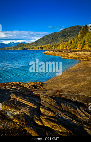 Soleggiato linea di rocce azzurre acque del decantatore's Cove, colono's Cove membro Recreation Site, Ketchikan, a sud-est di Alaska, estate Foto Stock