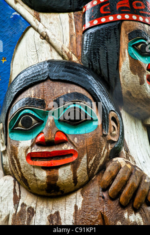 Close up totem scolpito da Nathan Jackson presso il Centro del Patrimonio, Ketchikan, a sud-est di Alaska, estate Foto Stock