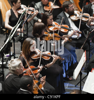 Stringa sezione in orchestra. Foto Stock