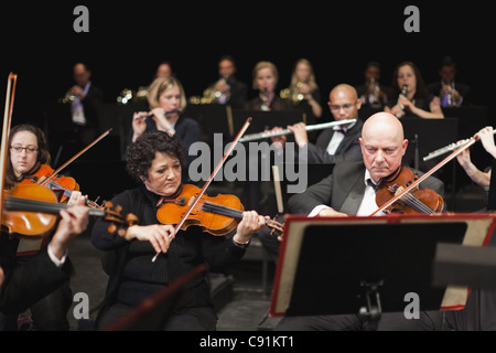 Stringa sezione in orchestra. Foto Stock