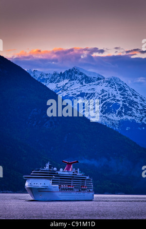 Carnival Cruise spirito vela attraverso Lynn Canal al tramonto, vicino Haines, all'interno del passaggio, a sud-est di Alaska, estate Foto Stock