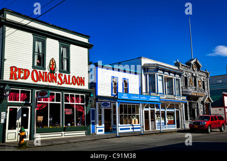 Cipolla rossa berlina e altri edifici di interesse storico nel centro cittadino di Skagway, a sud-est di Alaska, estate Foto Stock