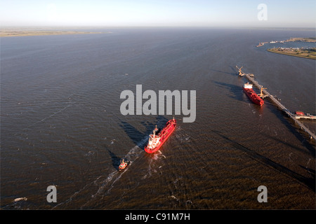 Vista aerea di un rosso petroliera, olio pier, Wilhelmshaven, Bassa Sassonia, Germania Foto Stock