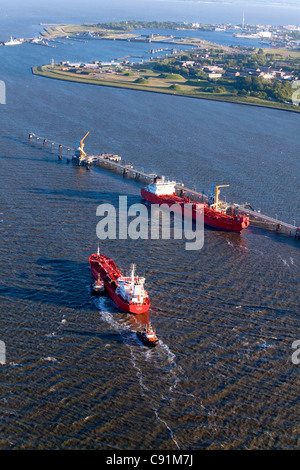 Vista aerea di un rosso petroliera, olio pier, Wilhelmshaven, Bassa Sassonia, Germania Foto Stock