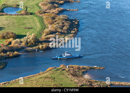 Foto aerea di un traghetto per auto vicino Bleckede sul fiume Elba, Bassa Sassonia, Germania Foto Stock