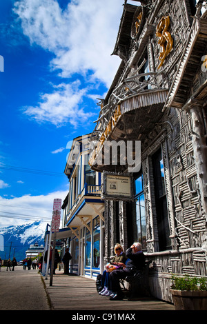 I turisti presso il centro storico di fratellanza artico Hall edificio del Centro Informazioni Visitatori, Skagway, Alaska Foto Stock