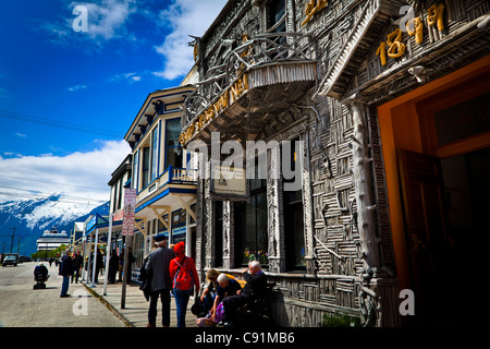 I turisti presso il centro storico di fratellanza artico Hall edificio del Centro Informazioni Visitatori, Skagway, Alaska Foto Stock