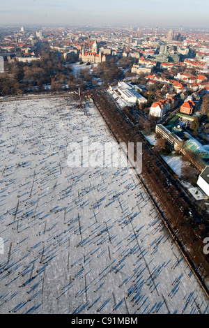 Vista aerea del lago ghiacciato Maschsee, New Town Hall e la città di Hannover in inverno la neve, Bassa Sassonia, Germania Foto Stock