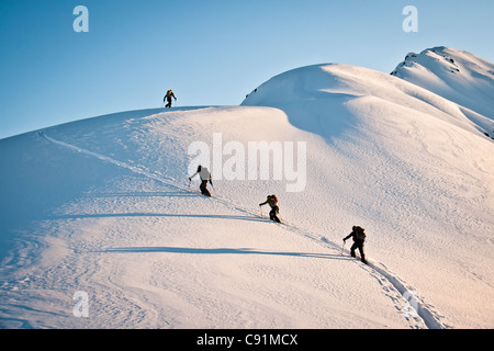 Gruppo di backcountry sciatori scuoiatura fino a rampa sul Cornbiscuit, Turnagain Pass, Kenai Mountains, inverno in Alaska centromeridionale Foto Stock