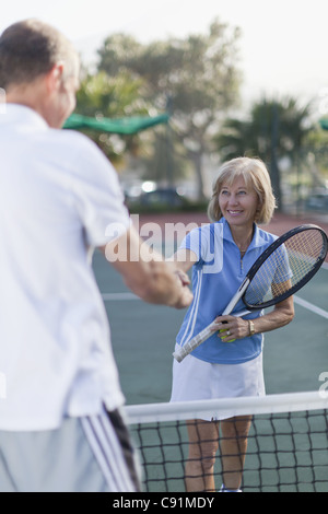 Coppia di anziani stringono le mani su corte Foto Stock