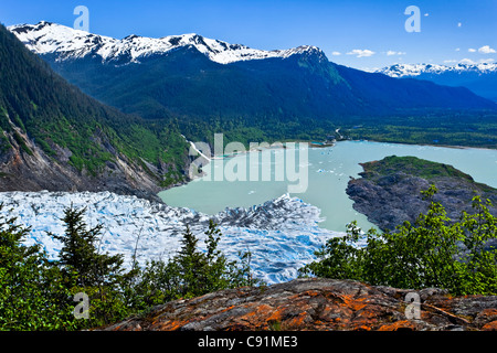 Vista panoramica che si affaccia Mendenhall Glacier e Mendenhall Lago da West glacier Trail, Juneau, a sud-est di Alaska, estate Foto Stock