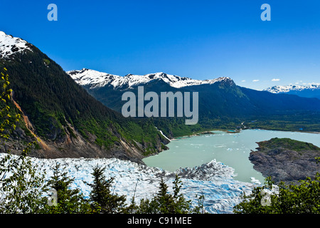 Vista panoramica che si affaccia Mendenhall Glacier e Mendenhall Lago da West glacier Trail, Juneau, a sud-est di Alaska, estate Foto Stock
