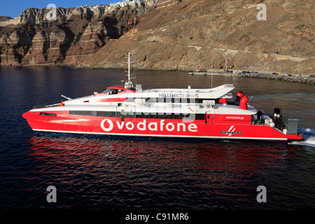 Grecia CICLADI santorini vodafone flying cat 4 con partenza dal porto di Athinios Foto Stock