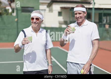 Gli uomini più anziani di bere la limonata su corte Foto Stock