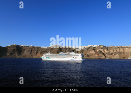 Grecia CICLADI santorini Jade norvegese barca giacente al di ancoraggio al di sotto di Thira santorini Foto Stock