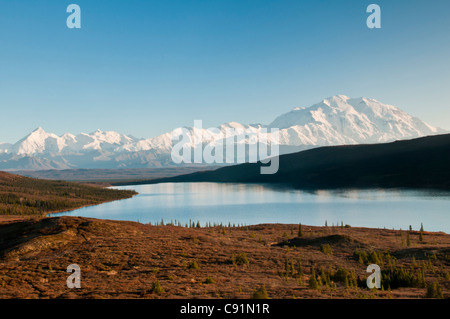 Vista panoramica del lago di meraviglia e Mt. McKinley nel Denali National Park & Preserve, Interior Alaska, Autunno Foto Stock