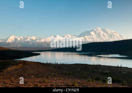 Vista panoramica del lago di meraviglia e Mt. McKinley nel Denali National Park & Preserve, Interior Alaska, Autunno Foto Stock