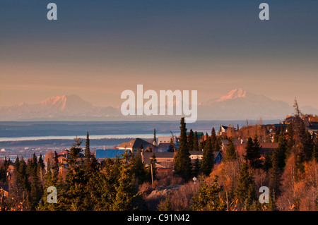 Vista al tramonto del Mt. Foraker, cacciatore e McKinley come attraverso Cook Inlet vicino a Anchorage, centromeridionale Alaska, Autunno Foto Stock