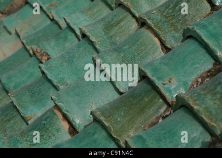 Verde tradizionale tetto di tegole del Bou Inania Madrasa in Meknes, Marocco. Foto Stock