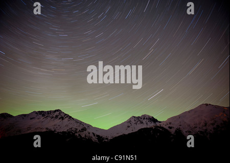 Il passare del tempo vista del cielo notturno e tracce stellari oltre il Chugach Mountains, Portage Valley, centromeridionale Alaska, inverno Foto Stock