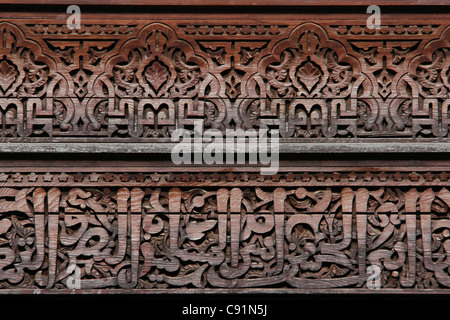 Intaglio del legno in Bou Inania Madrasa in Meknes, Marocco. Foto Stock