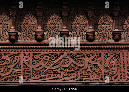 Intaglio del legno in Bou Inania Madrasa in Meknes, Marocco. Foto Stock