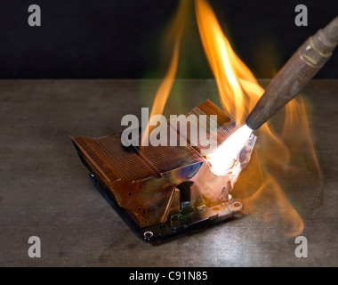 Fusione del dissipatore di calore e la torcia di saldatura sulla massa metallica Foto Stock