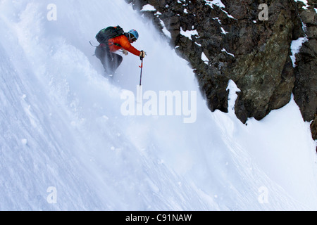 Uomo sci backcountry sulla parete nord del picco Korohusk nella Ram Valley, Chugach Mountains, Eagle River, centromeridionale Alaska Foto Stock