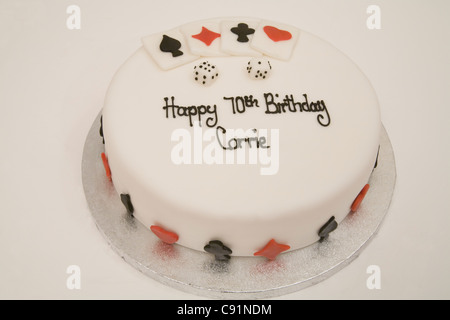 Iced settantesimo compleanno torta decorata con carte da gioco e dadi Foto  stock - Alamy