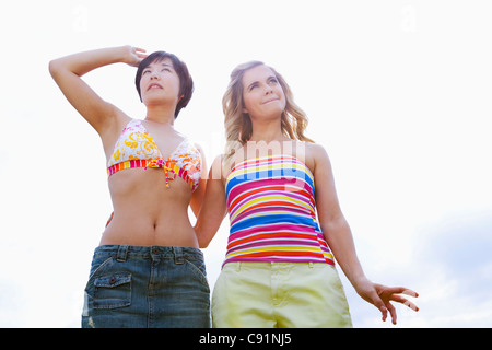 Le donne in piedi insieme all'aperto Foto Stock
