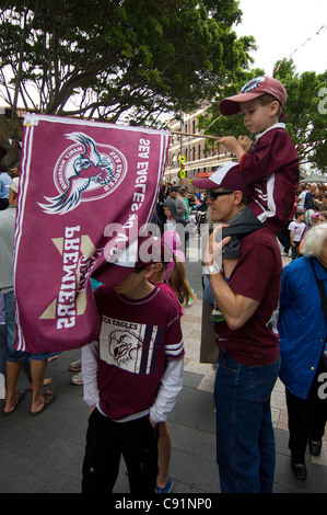 I sostenitori di Manly aquile di mare, vincitori del NRL Rugby League 2011, presso la loro vittoria parade lungo il Corso di Manly. Foto Stock