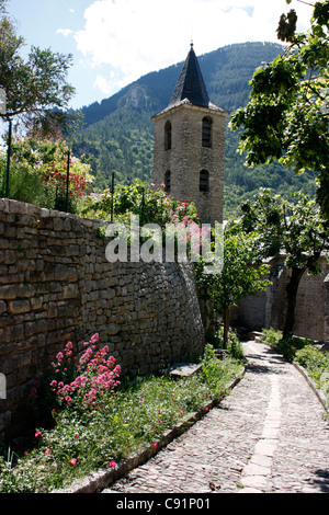 Enimie è un villaggio che è una destinazione turistica popolare a causa della sua architettura medievale e la sua situazione lungo il Foto Stock