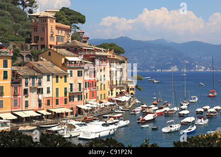 Vista sulla famosa città di Portofino con piccola baia piena di yacht e barche sul mar Ligure, Italia settentrionale. Foto Stock