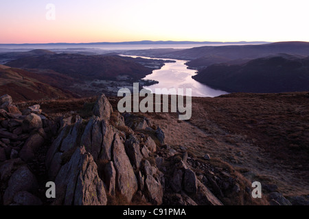 Ullswater e le lontane Pennines dal Vertice di Sheffield e luccio in Pre Alba luce Lake District Cumbria Regno Unito Foto Stock