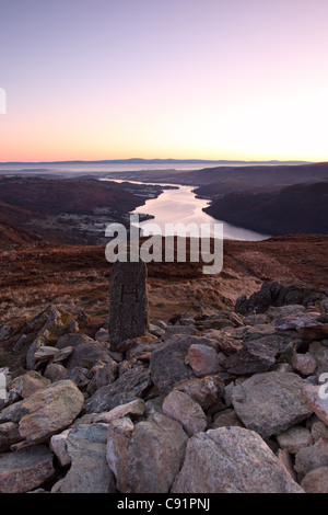 Cippo sul Vertice di Sheffield e luccio con Ullswater e le lontane Pennines in Pre Alba luce Lake District Cumbria Foto Stock