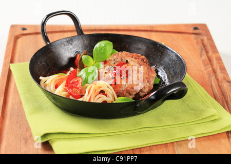 Pan fried polpetta di carne con pomodoro e spaghetti Foto Stock