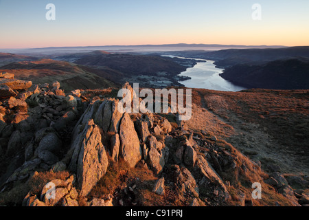 Ullswater e le lontane Pennines dal Vertice di Sheffield e luccio in Early Morning Light Lake District Cumbria Regno Unito Foto Stock