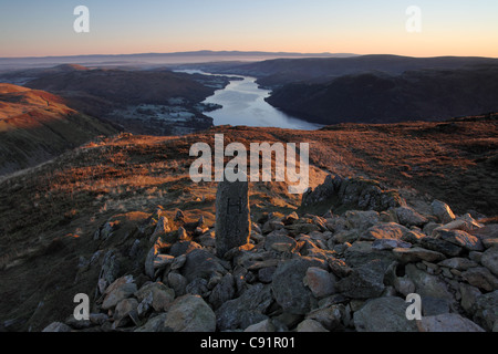 Cippo sul Vertice di Sheffield e luccio con Ullswater e le lontane Pennines in Pre Alba luce Lake District Cumbria Foto Stock