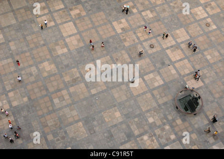 Fontana di Joze Plecnik con la statua gotica di San Giorgio al terzo cortile del Castello di Praga, Repubblica Ceca. Foto Stock