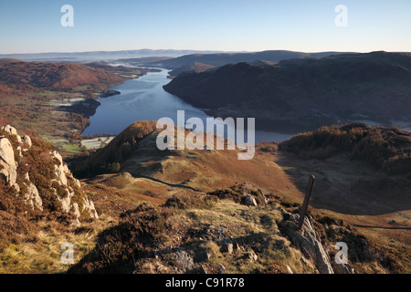 Marcatore di confine su Sheffield Luccio con Ullswater e le lontane Pennines dietro in autunno Lake District Cumbria Regno Unito Foto Stock