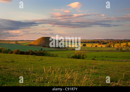 Silbury Hill del Neolitico antico monumento chalk mound vicino ad Avebury ,Wiltshire Foto Stock