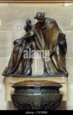 Battesimo di santa Ludmilla da san Metodio. Statua di San Vito' cattedrale nel Castello di Praga a Praga, Repubblica Ceca. Foto Stock