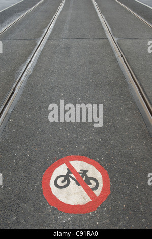 Nessun segno di ciclismo su binari del tram Foto Stock