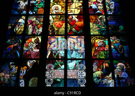 Dettaglio della vetrata di Alfons Mucha nella cattedrale di San Vito nel Castello di Praga a Praga, Repubblica Ceca. Foto Stock
