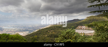 Il polacco cimitero di guerra dal Monte Cassino Abbey Foto Stock