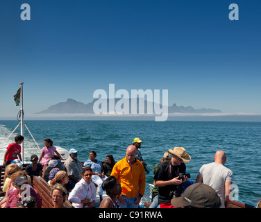 Il traghetto da Cape Town il V & A Waterfront di Robben Island offre ai passeggeri una delle più belle vedute di Table Mountain Foto Stock