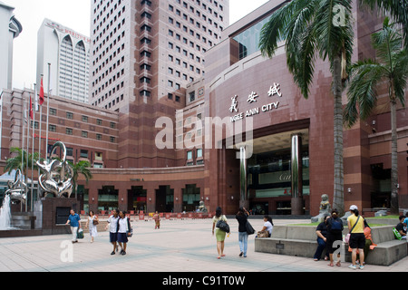 Orchard Road shopping: Ngee Ann City Mall Foto Stock