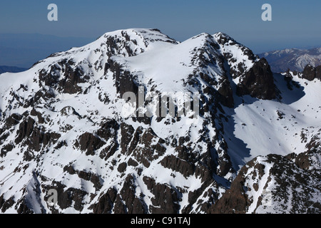 Montare Ouenkrim (4,089 m) in Alto Atlante, Marocco. Vista dalla cima del monte Toubkal (4,167 m). Foto Stock